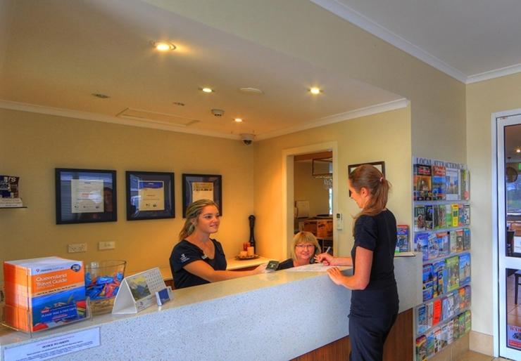 Tropixx Motel Ingham Bagian luar foto